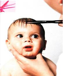 Une coupe de cheveux maison pour votre bébé