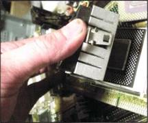 Installation processeur sur un ordinateur.